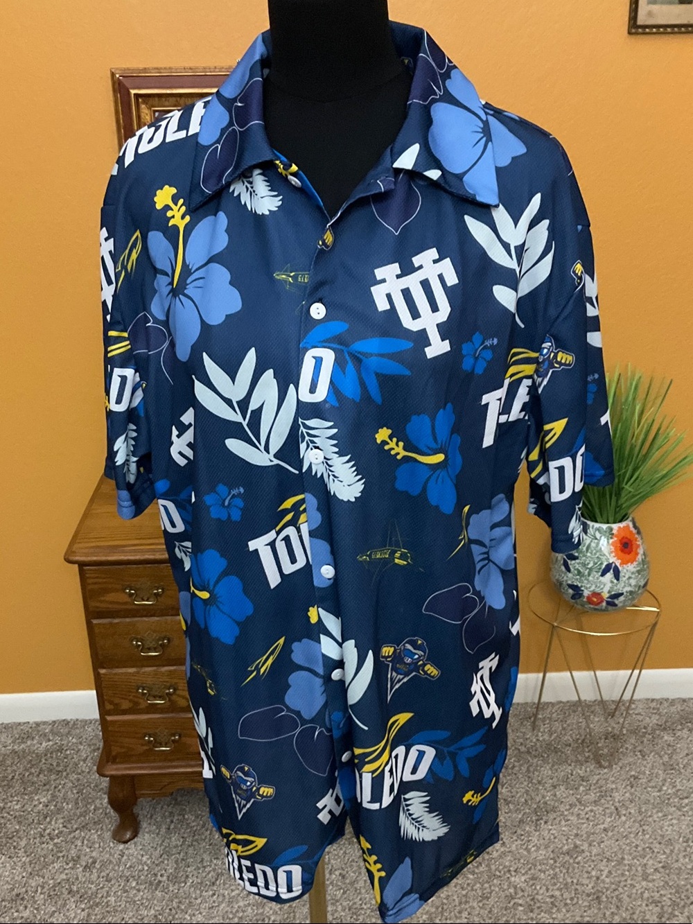 University of Toledo Men’s Size Large Tropical Print Button Down